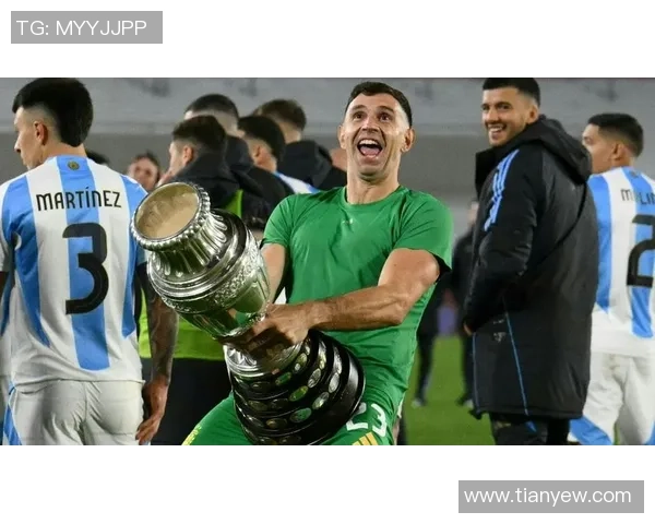 2025年大叔型足球球星最新排名揭晓 经验与实力并存的老将表现如何 2025年大叔型足球球星最新排名揭晓 经验与实力并存的老将表现如何