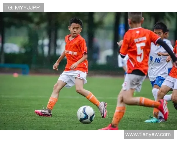 42号足球球星闪耀赛场引领球队奋勇拼搏点燃胜利激情 42号足球球星闪耀赛场引领球队奋勇拼搏点燃胜利激情