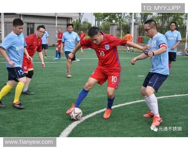 中国足球球星合影留念展现激情时刻与独特风采 中国足球球星合影留念展现激情时刻与独特风采