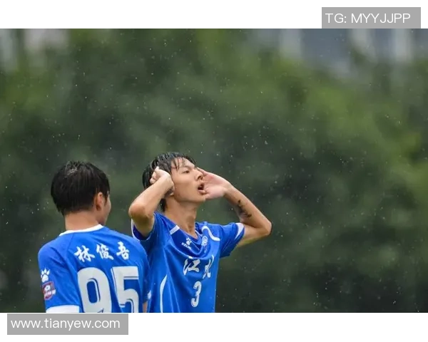 中国足球球星街头踢野球展示惊人技巧与默契配合引爆球迷热议