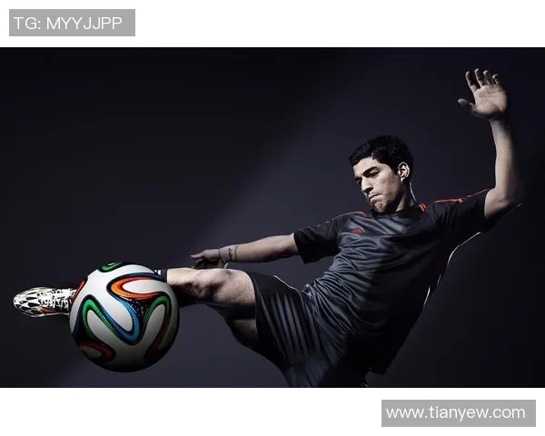 哪位足球明星的鞋子价格更实惠适合大众消费者购买