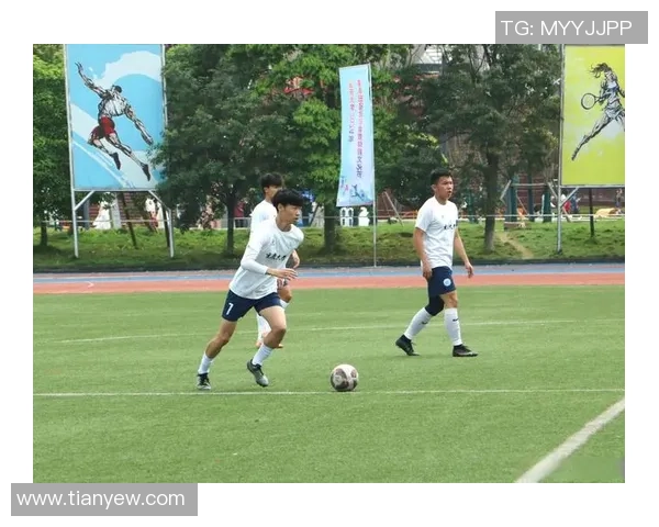 揭秘足球星装备如何助力球员在赛场上展现速度力量与技巧