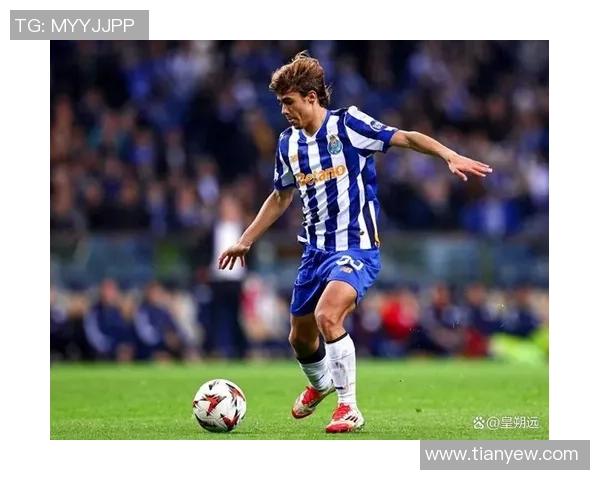 超帅球星引领潮流 足球场上风采尽显 王者风范闪耀绿茵场